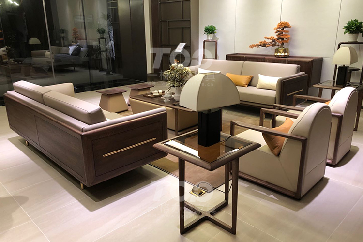 實(shí)木真皮<a href='/zcbgkj.htm' class='keys' title='點(diǎn)擊查看關(guān)于辦公沙發(fā)的相關(guān)信息' target='_blank'>辦公沙發(fā)</a>.jpg